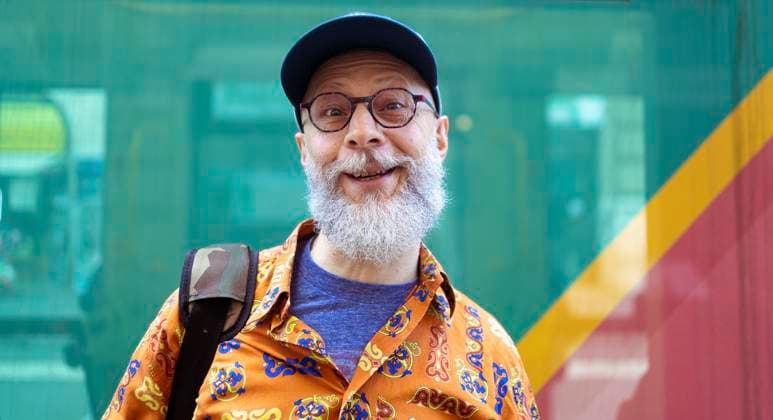 Creative Highlights Symbolbilder Joyful senior with a stylish beard sporting a colorful shirt and glasses, exemplifying a modern remote work lifestyle Model Released VictorCuenca_ID22093_646677_027 Copyright: xVictorxCuencax