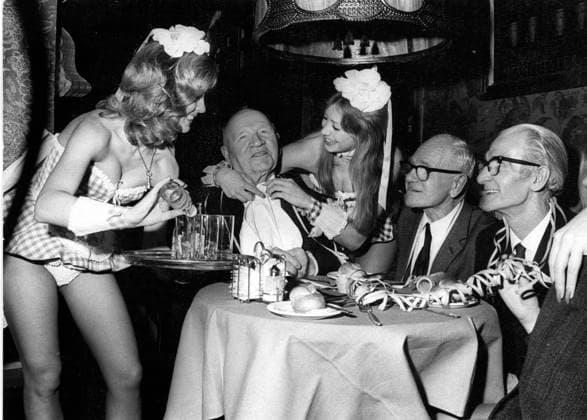 Archivbilder der Woche KW25 December 12, 1972: London, England, United Kingdom. PENTHOUSE PETE held a Christmas party for about 80 Old Age Pensioners, members of the Westminster Old Peoples Welfare Association. The pets wined and dined the old folks at the Penthouse Club, in Londons Whitehorse street. Three of the Penthouse Pets are seen as they entertain some of the pensioners at the Christmas Party London United Kingdom - ZUMAk09_ 19721212_jtc_k09_656 Copyright: xKeystonexPressxAgencyx