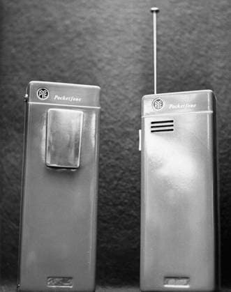 Archivbilder der Woche KW25 September17, 1965: London, England, United Kingdom: A pocket sold tele phone, which has a range of 10 miles, has been pioneered by Pye Telecommunications, and called the Pocketfone. The instrument which costs 100 pounds, consists of two parts. A 10 ounce receiver fits in the breast pocket of a suit, and a slightly smaller transmitter can be carried in the trousers. It has a concealed serial and no wires. With the mini telephone businesses will be able to keep in touch with their offices., and it can also ve used on large installations like oil refineries, on farms, large building sites, and by the police. London United Kingdom - ZUMAk09_ 19650917_jtc_k09_668 Copyright: xKeystonexPressxAgencyx
