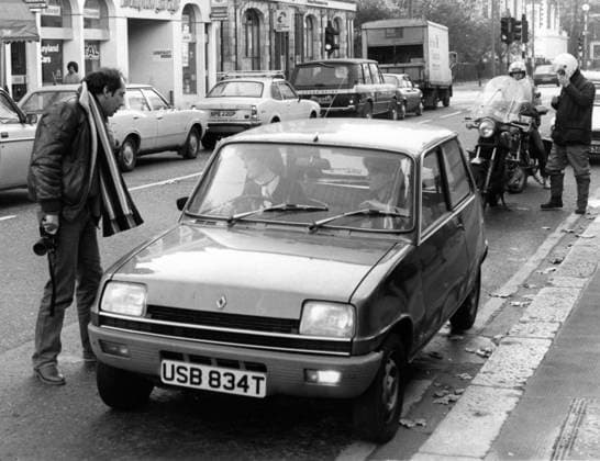 Archivbilder der Woche KW25 November 12, 1980: London, England, United Kingdom: Lady Diana Spencer, 19, and girl friend of Prince Charles still remained tight lipped over all the teports in the press that she will be the one for Charles, who will be 32: As Lady Diana Spencer is about to drive away from her Earle Court flat she has a word with a press photographer. London0 United Kingdom - ZUMAk09_ 19801112_jtc_k09_692 Copyright: xKeystonexPressxAgencyx