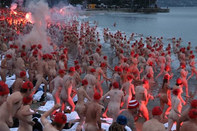 Bilder des Jahres 2024, News 06 Juni News Themen der Woche KW25 News Bilder des Tages DARK MOFO WINTER SOLSTICE SWIM HOBART, Swimmers participate in the annual nude winter solstice swim during Hobart s Dark Mofo festival at Long Beach in Darwin, Friday, June 21, 2024. ( NO ARCHIVING, EDITORIAL USE ONLY, NO USE IN BOOKS WITHOUT CONSENT HOBART TAS AUSTRALIA  Copyright: xETHANxJAMESx 20240621122236890193