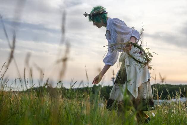 Summer Solstice Celebration In Poland A girl is picking wild plants while celebrating the summer solstice during the Kupala Night by the Krakus Mound in Krakow, Poland on June 20th, 2024. The KupaÅ‚a Night is Old Slavic holiday falling on the shortest night of the year. During that night rituals were performed such as gathering and making crowns from herbs and wild flowers by girls and young women, sending garlands on water; lighting fires, dancing, singing, and jumping over fire. Krakow Poland  Copyright: xBeataxZawrzelx originalFilename: zawrzel-summerso240620_npSXV.jpg