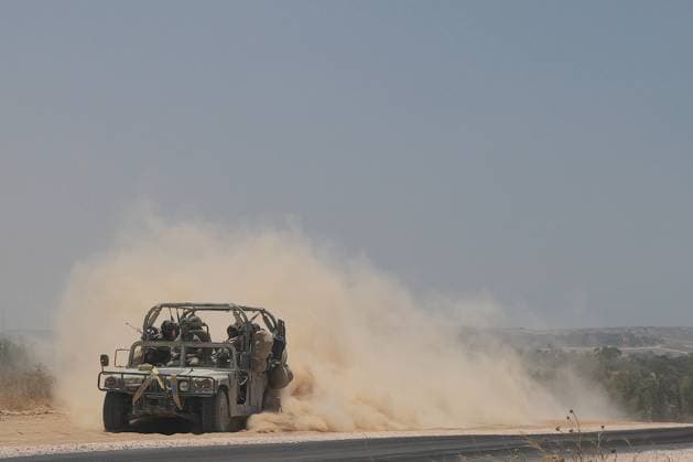 News Themen der Woche KW25 News Bilder des Tages Nahostkonflikt, Gaza, Israelische Truppen an der Grenze zum Gazastreifen (240620) -- ISRAEL-GAZA BORDER, June 20, 2024 -- An Israeli military vehicle is seen near the border with Gaza Strip, in southern Israel, on June 20, 2024. The Israeli army confirmed on Thursday the killing of a Hamas commander in an airstrike in the town of Beit Hanoun in the northern Gaza Strip. ( JINI via Xinhua) ISRAEL-GAZA-BORDER-TROOPS IlanxAssayag 