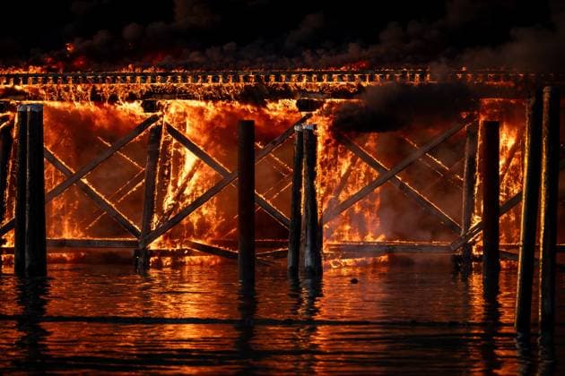 Kanada, Brand eines Docks im Hafen von Richmond June 20, 2024, Richmond, Bc, CANADA: A dock is seen ablaze in Richmond B.C., on Thursday, June 20, 2024. Richmond CANADA  - ZUMAc35_ 20240620_zaf_c35_094 Copyright: xEthanxCairnsx