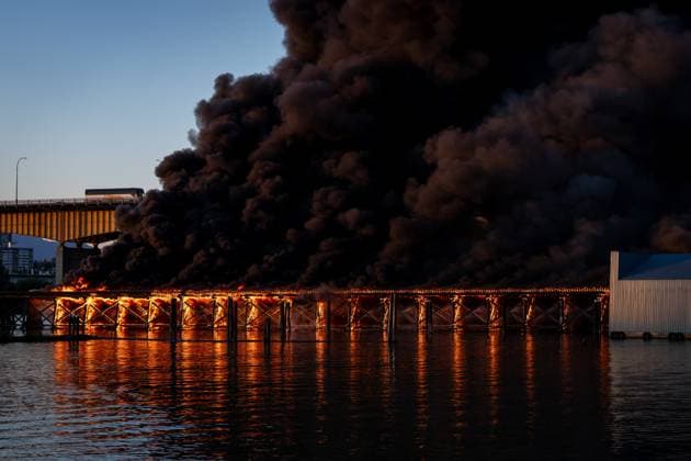 Kanada, Brand eines Docks im Hafen von Richmond June 20, 2024, Richmond, Bc, CANADA: A dock is seen ablaze in Richmond B.C., on Thursday, June 20, 2024. Richmond CANADA  - ZUMAc35_ 20240620_zaf_c35_095 Copyright: xEthanxCairnsx