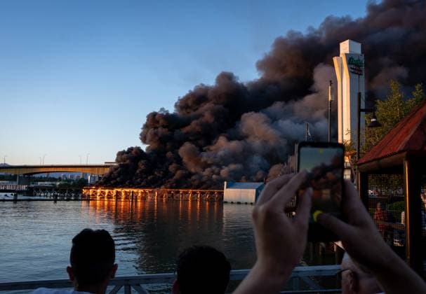 Kanada, Brand eines Docks im Hafen von Richmond June 20, 2024, Richmond, Bc, CANADA: People watch and photograph a dock ablaze in Richmond B.C., on Thursday, June 20, 2024. Richmond CANADA  - ZUMAc35_ 20240620_zaf_c35_096 Copyright: xEthanxCairnsx