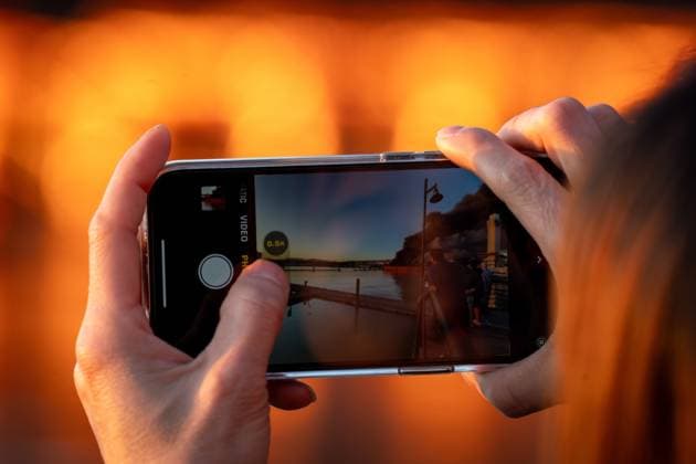 Kanada, Brand eines Docks im Hafen von Richmond June 20, 2024, Richmond, Bc, CANADA: A person takes a photo of a dock ablaze in Richmond B.C., on Thursday, June 20, 2024. Richmond CANADA  - ZUMAc35_ 20240620_zaf_c35_098 Copyright: xEthanxCairnsx