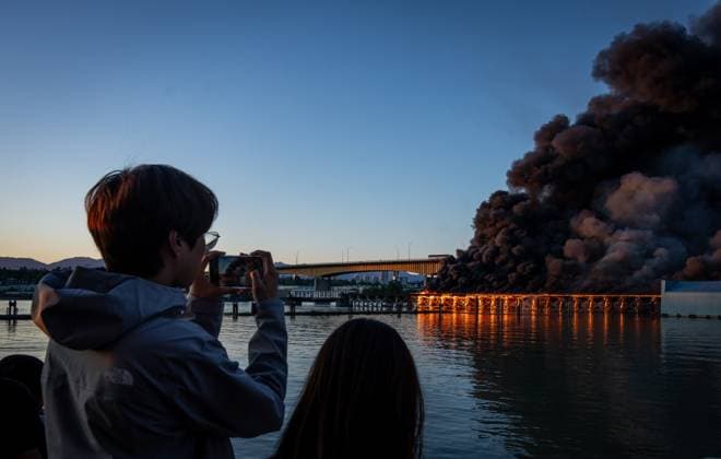 Kanada, Brand eines Docks im Hafen von Richmond June 20, 2024, Richmond, Bc, CANADA: People watch and photograph a dock ablaze in Richmond B.C., on Thursday, June 20, 2024. Richmond CANADA  - ZUMAc35_ 20240620_zaf_c35_099 Copyright: xEthanxCairnsx