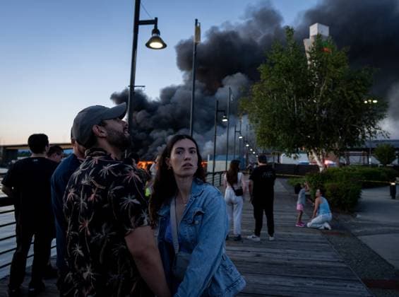 Kanada, Brand eines Docks im Hafen von Richmond June 20, 2024, Richmond, Bc, CANADA: People watch a dock ablaze in Richmond B.C., on Thursday, June 20, 2024. Richmond CANADA  - ZUMAc35_ 20240620_zaf_c35_105 Copyright: xEthanxCairnsx