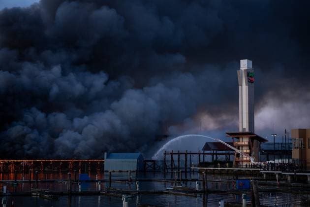 Kanada, Brand eines Docks im Hafen von Richmond June 20, 2024, Richmond, Bc, CANADA: Richmond Fire-Rescue attend a warehouse and dock fire in Richmond B.C., on Thursday, June 20, 2024. Richmond CANADA  - ZUMAc35_ 20240620_zaf_c35_106 Copyright: xEthanxCairnsx