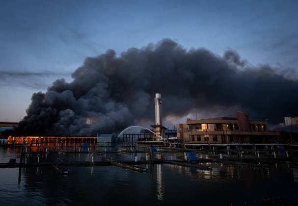 Kanada, Brand eines Docks im Hafen von Richmond June 20, 2024, Richmond, Bc, CANADA: Richmond Fire-Rescue attend a warehouse and dock fire in Richmond B.C., on Thursday, June 20, 2024. Richmond CANADA  - ZUMAc35_ 20240620_zaf_c35_108 Copyright: xEthanxCairnsx