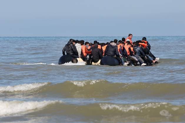 Bilder des Jahres 2024, News 06 Juni News Themen der Woche KW25 News Bilder des Tages Frankreich, Boot mit Geflüchteten versucht über den Ärmelkanal nach Großbritannien zu gelangen Depart Migrants Sangatte PHOTOPQR VOIX DU NORD Marc Demeure 21 06 2024 Sangatte le 21 06 2024 Departure de migrants a bord dun semi rigide en plein jour sur la plage de Sangatte Photo MARC DEMEURE La Voix Du Nord Sangatte, June 21, 2024 Departure of migrants aboard a rigid inflatable boat in broad daylight on the beach of Sangatte 1 France  Copyright: xPHOTOPQR VOIXxDUxNORD MAXPPPxMarcxDemeurex 20240621VDN4575 20240621VDN4575