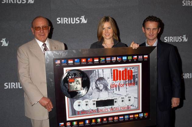 DIDO PLATINUM RECORD SALES AWARD CEREMONY NY CLIVE DAVIS, DIDO AND CHARLES GOLDSTUCK AT SIRIUS SATELLITE STUDIOS AS BMG CHAIRMAN AND CEO, CLIVE DAVIS AND BMG PRESIDENT CHARLES GOLDSTUCK PRESENT DIDO A PLATINUM PLAQUE FOR SELLING 8 MILLION COPIES OF HER ALBUM LIFE FOR RENT . PICTURES JOY E. SCHELLER CLIVE DAVIS AND DIDO AND CHARLES GOLDSTUCK,  Copyright: xJoyxSchellerx xAvalonx 0547177499
