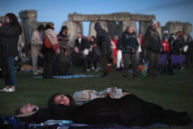 News Themen der Woche KW25 News Bilder des Tages June 21, 2024, Salisbury, England, UK: A couple lay down while waiting for the sun to come up and pinch some extra rest as part of the Summer Solstice celebrations at Stonehenge. Stonehenge was built by early Britons some 4000 years ago to align with the sun on the solstices. The summer solstice marks the end of Spring and the start of Summer and is the longest day and the shortest night in the Northern Hemisphere. The event is celebrated by thousands of pagans worldwide with singing and dancing. Salisbury UK - ZUMAmp3_ 20240621_zip_mp3_007 Copyright: xMartinxPopex