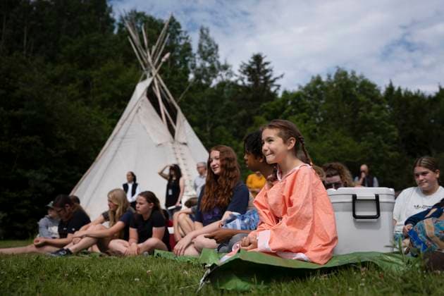 June 21, 2024, WeöÄÃ KoqmaöÄÃ Q First Nat, Ns, Canada: Students listen to a Mi kmaq storyteller during an event for National Indigenous Peoples Day before the arrival of Prime Minister Justin Trudeau in WeöÄÃ koqmaöÄÃ q First Nation, N.S. on Friday, June 21, 2024. WeöÄÃ KoqmaöÄÃ Q First Nat Canada  - ZUMAc35_ 20240621_zaf_c35_015 Copyright: xDarrenxCalabresex