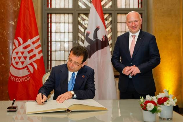 News Themen der Woche KW25 News Bilder des Tages Kai Wegner, Ekrem Imamoglu; Kai Wegner begrüßt Bürgermeister Istanbul Ekrem Ä°mamoÄülu, Imamoglu, Eintragung Goldenes Buch, Städtepartnerschaft Berlin Istanbul, am 21.06.2024 in Berlin, (Rotes Rathaus, Wappensaal ), Deutschland *** Kai Wegner, Ekrem Imamoglu Kai Wegner welcomes Mayor of Istanbul Ekrem Ä°mamoÄülu, Imamoglu, entry in the Golden Book, City Partnership Berlin Istanbul, on 21 06 2024 in Berlin, Rotes Rathaus, Wappensaal , Germany