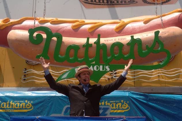 NATHANS HOT DOG EATING CONTEST NATHAN S FAMOUS FOURTH OF JULY INTERNATIONAL HOT DOG-EATING CONTEST HELD AT CONEY ISLAND. BROOKLYN, NY. 4 JULY 2005. PICTURES DENNIS VAN TINE,  Copyright: xDennisxVanxTinex xAvalonx 0548682268