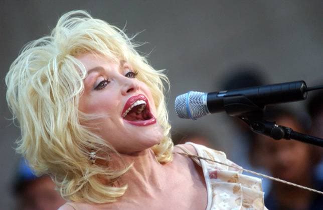 DOLLY PARTON ON THE NBC TODAY SHOW NY DOLLY PARTON GIVES A LIVE PERFORMANCE ON THE NBC TODAY SHOW IN ROCKEFELLER CENTER. NEW YORK CITY. 05 JULY 2002. UDV.,  Copyright: xDennisxVanxTinex xAvalonx 0548965317