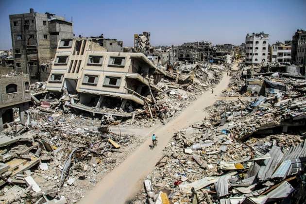 Bilder des Jahres 2024, News 06 Juni News Themen der Woche KW25 News Bilder des Tages (240622) -- GAZA, June 22, 2024 -- Palestinians walk among the rubble in the town of Beit Lahia, north of the Gaza Strip, on June 21, 2024. (Photo by Xinhua) MIDEAST-GAZA-BEIT LAHIA-RUBBLE MahmoudxZaki 