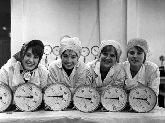 Archivbilder der Woche KW25 Manometers 870557 01.10.1965 Manometers manufactured at the Tomsk manometer plant. A. Zhigaylov Sputnik Tomsk Russia  Copyright: xA.xZhigaylovx