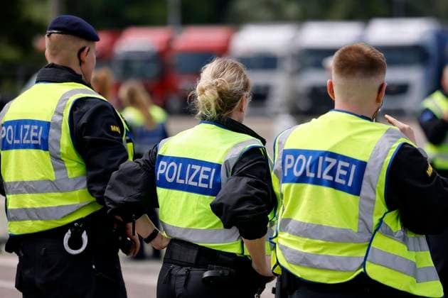 Anlässlich der UEFA EURO 2024 führt man temporär Binnengrenzkontrollen an den Grenzen zwischen Deutschland und Belgien durch. Polizisten kontrollieren Fahrzeuginsassen und Papiere und stellen verbotene Gegenstände wie etwa Pyrotechnik sicher, die EM-Fans mit in die Stadien nehmen wollen. (Themenbild, Symbolbild) Aachen, 22.06.2024 NRW Deutschland *** On the occasion of UEFA EURO 2024, temporary internal border controls are being carried out at the borders between Germany and Belgium Police officers are checking vehicle occupants and documents and seizing prohibited items such as pyrotechnics that European Championship fans want to take into the stadiums Theme image, symbolic image Aachen, 22 06 2024 NRW Germany Copyright: xChristophxHardtx