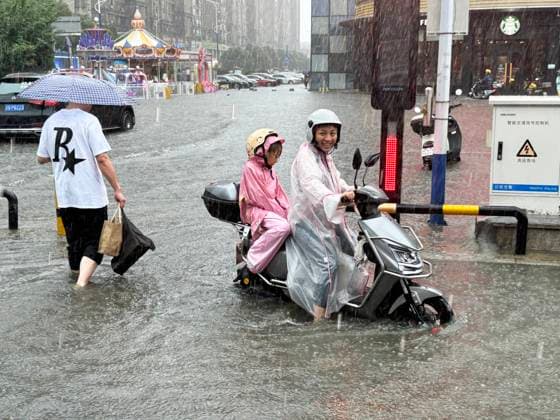 News Themen der Woche KW25 News Bilder des Tages Flooded Streets in Jiujiang JIUJIANG, CHINA - JUNE 23, 2024 - People travel in a flooded street in Jiujiang Economic Development district, East China s Jiangxi province, June 23, 2024. Jiujiang Jiangxi China  Copyright: xCFOTOx i1719127304817