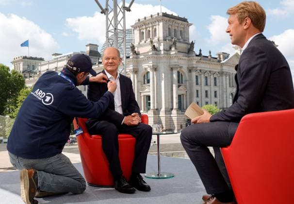 News Themen der Woche KW25 News Bilder des Tages Olaf Scholz , Markus Preiß, Deutschland, Berlin, ARD-Sommerinterview mit Bundeskanzler Olaf Scholz und Moderator Markus Preiß *** Olaf Scholz , Markus Preiß, Germany, Berlin, ARD summer interview with Federal Chancellor Olaf Scholz and presenter Markus Preiß