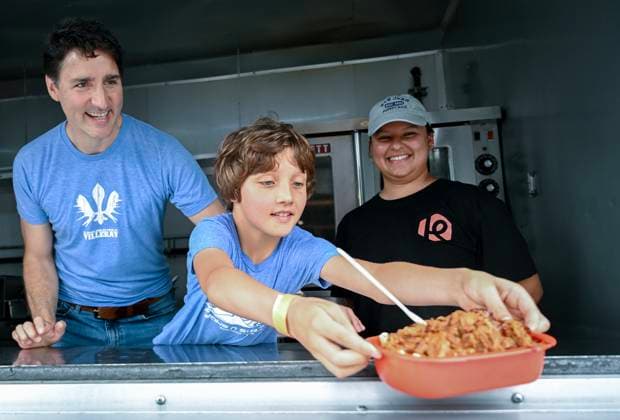 Bilder des Jahres 2024, News 06 Juni News Themen der Woche KW25 News Bilder des Tages June 23, 2024, Chateauguay, Pq, Canada: Prime Minister Justin Trudeau and son Hadrien serve a poutine as they visit a poutine festival in Chateauguay, Que., Sunday, June 23, 2024. Chateauguay Canada  - ZUMAc35_ 20240623_zaf_c35_001 Copyright: xGrahamxHughesx
