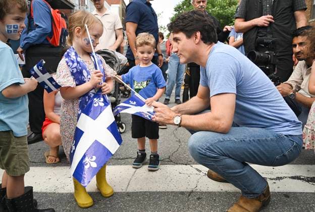 News Bilder des Tages June 23, 2024, Montreal, Pq, Canada: Prime Minister Justin Trudeau talks with children during a Fete Nationale event in Montreal, Sunday, June 23, 2024. Montreal Canada  - ZUMAc35_ 20240623_zaf_c35_019 Copyright: xGrahamxHughesx