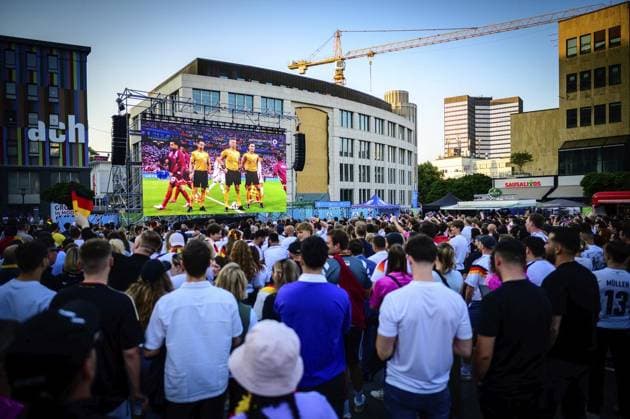 Essen Germany vs. Switzerland Public Viewing at Kennedyplatz FOR EDITORIAL PURPOSES ONLY EDITORIAL USE ONLY p Public Viewing at the Germany vs. Switzerland match on Sunday, June 23, 2024, during the European Football Championship 2024 at Kennedyplatz in Essen Germany NRW Essen Copyright UwexErnst Copyright: UwexErnst doc7w00e5vei9j136ije2uv ,EDITORIAL USE ONLY Copyright: UwexErnst