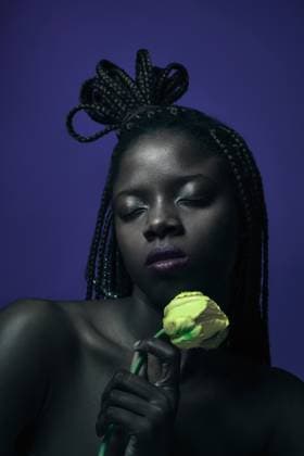 Creative Highlights Symbolbilder Young black woman holding yellow flower on blue Wroc?aw, Lower Silesian Voivodeship, Poland CR_PJWUOI240620C-1466948-01 ,model released, Symbolfoto
