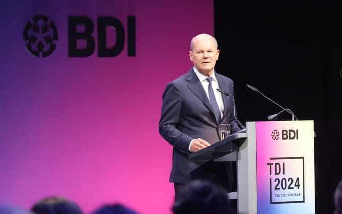 Bilder des Jahres 2024, News 06 Juni News Themen der Woche KW26 News Bilder des Tages Tad der Industrie mit Scholz 24.06.2024, Germany,Berlin, Gasometer, Tag der deutschen Industrie, BDI Praesident Siegfried Russwurm mit Bundeskkanzler Olaf Scholz, Berlin Berlin Germany *** Day of Industry with Scholz 24 06 2024, Germany,Berlin, Gasometer, Day of German Industry, BDI President Siegfried Russwurm with Federal Chancellor Olaf Scholz, Berlin Berlin Germany