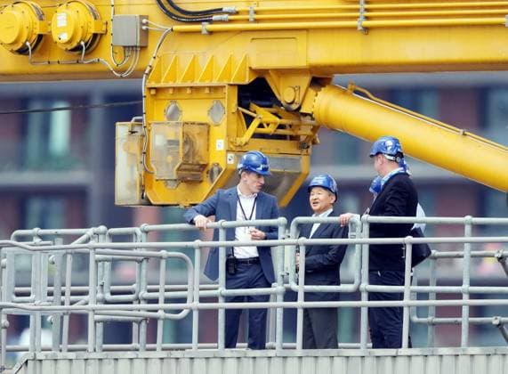 Entertainment Themen der Woche KW26 Japan emperor s state visit to Britain Japanese Emperor Naruhito (C) visits the Thames Barrier in London, one of the largest movable flood barriers in the world, on June 24, 2024, during his state visit to Britain. (Pool photo)  A14AA0003048712P
