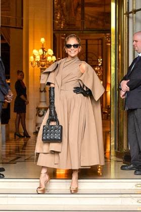 Bilder des Jahres 2024, Entertainment 06 Juni Entertainment Themen der Woche KW26 Entertainment Bilder des Tages Jennifer Lopez J Lo leaves Le Meurice Hotel to attend the Christian Dior show during Paris Fashion Week Jennifer Lopez J Lo leaves Le Meurice Hotel to attend the Christian Dior show during Paris Fashion Week in Paris, France on June 24, 2024 Pierre Perusseau Bestimage Jennifer Lopez J Lo leaves Le Meurice Hotel to attend the Christian Dior show during Paris Fashion Week in Paris, France on June 24, 2024 Paris France  Copyright: xTizianoxDaxSilvax-xPierrexPerusseaux xBestimagexTizianoxDaxSilvax-xPierrexPerusseaux xBestimagex