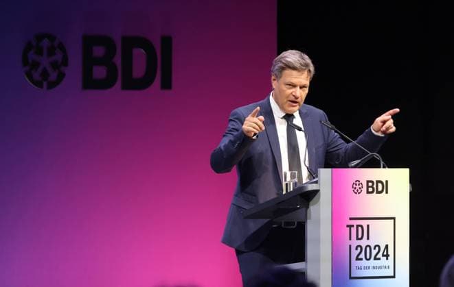News Bilder des Tages Tad der Industrie mit Scholz 24.06.2024, Germany,Berlin, Gasometer, Tag der deutschen Industrie, BDI Praesident Siegfried Russwurm mit Bundeskkanzler Olaf Scholz,, Robert Habeck Bundeswirtschaftsminister, Berlin Berlin Germany *** Day of Industry with Scholz 24 06 2024, Germany,Berlin, Gasometer, Day of German Industry, BDI President Siegfried Russwurm with Federal Chancellor Olaf Scholz,, Robert Habeck Federal Minister of Economics, Berlin Berlin Germany
