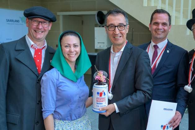 News Themen der Woche KW26 Bundesminister Cem Özdemir Ehrengast bei der Eröffnung des diesjährigen Stoppelmarktes 24.06.2024, , Berlin, Cem Özdemir: Landwirtschaftsminister - Bundesregierung, Bundesminister Cem Özdemir wird in diesem Jahr gemeinsam mit Bürgermeister Kristian Kater den Stoppelmarkt in Vechta eröffnen. Die Einladung dazu überreichte Kater jetzt im Beisein des Marktausschusses und den Symbolfiguren des Marktes, Jan & Libett, in der Vertretung des Landes Niedersachsen in Berlinonnerstag *** Federal Minister Cem Özdemir Guest of honor at the opening of this years Stoppelmarkt 24 06 2024, , Berlin, Cem Özdemir Federal Minister of Agriculture Federal Minister Cem Özdemir will open this years Stoppelmarkt in Vechta together with Mayor Kristian nordphoto GmbHxKokenge nph00001