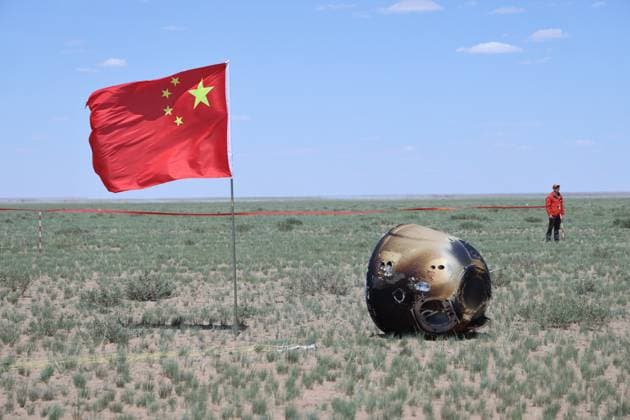 News Themen der Woche KW26 News Bilder des Tages (240625) -- SIZIWANG BANNER, June 25, 2024 -- This photo taken on June 25, 2024 shows the retrieval site of the return capsule of the Chang e-6 probe in Siziwang Banner, north China s Inner Mongolia Autonomous Region. The returner of the Chang e-6 probe touched down on Earth on Tuesday, bringing back the world s first samples collected from the moon s far side, and marking another remarkable achievement in China s space exploration endeavors. ) (EyesOnSci)CHINA-INNER MONGOLIA-CHANG E-6-RETURNER (CN) JinxLiwang 