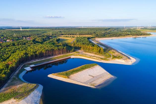Cottbuser Ostsee DEU Deutschland Brandenburg Neuendorf, 24.06.2024, Cottbuser Ostsee, Sportboothafen Neuendorf (Gemeinde Teichland) am Cottbuser Ostsee. Durch Flutung des ehemaligen Braunkohletagebaus Cottbus-Nord entsteht der Cottbuser Ostsee . Der zukuenftige Cottbuser Ostsee wird gegenwaertig durch das Lausitzer Bergbauunternehmen LEAG geflutet - bis Mitte der 2020er Jahre entsteht ein 1900 Hektar grosser See am Rand der Stadt Cottbus. Luftaufnahme mit einer Drohne. *** Cottbuser Ostsee DEU Germany Brandenburg Neuendorf, 24 06 2024, Cottbuser Ostsee, Sportboothafen Neuendorf Gemeinde Teichland am Cottbuser Ostsee The Cottbuser Ostsee is being created by flooding the former Cottbus Nord opencast lignite mine The future Cottbuser Ostsee i AF_CB_Ostsee_79062.jpeg