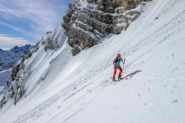 Active woman climbing ski slope on mountain in Dolomites, Veneto, Italy model released, Symbolfoto, ANSF00991