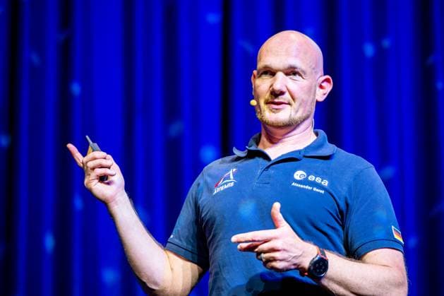 Dr. Alexander Gerst hält inspirierenden Vortrag über Raumfahrt 24.06.24, Limburg: Dr. Alexander Gerst hält inspirierenden Vortrag über Raumfahrt Dr. Alexander Gerst, auch bekannt als Astro Alex , hält einen fesselnden Vortrag auf der Bühne. Der deutsche Astronaut teilt seine Erfahrungen und Erkenntnisse aus der Raumfahrt mit einem begeisterten Publikum. Limburg Hessen Germany Stadthalle *** Dr Alexander Gerst gives inspiring lecture on space travel 24 06 24, Limburg Dr Alexander Gerst gives inspiring lecture on space travel Dr Alexander Gerst, also known as Astro Alex , gives a captivating lecture on stage The German astronaut shares his experiences and insights from space travel with an enthusiastic audience Limburg Hessen Germany
