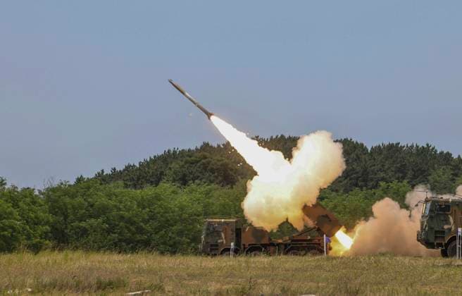 News Themen der Woche KW26 News Bilder des Tages June 25, 2024, Seoul, SOUTH KOREA: June 25, 2024-Seoul, South Korea-ROK Army MLRS Chunmoo(K-239) launched during a live fire drill at Woongcheon live fire range in Boryeong, South Korea. The military conducted live-fire drills of homegrown Chunmoo multiple rocket launch systems (MRLS) Tuesday, the Army said, to sharpen precision strike capabilities and bolster readiness against North Korean threats. Seoul SOUTH KOREA - ZUMAs168 20240625_zih_s168_012 Copyright: xDefensexMinistryx