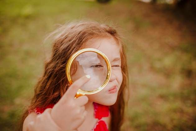 Creative Highlights Symbolbilder Cute girl looking through with magnifying glass model released, Symbolfoto, MDOF02190