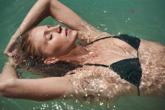 Creative Highlights Symbolbilder Woman with eyes closed floating on water in lake model released, Symbolfoto, PNEF03211