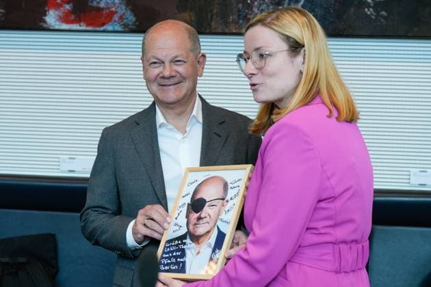 News Themen der Woche KW26 News Bilder des Tages Fraktionssitzung SPD-Bundestagsfraktion Fraktionssitzung SPD-Bundestagsfraktion, Bundeskanzler, Olaf Scholz, Übergabe Geschenk Foto Scholz mit Augenklappe Berlin Berlin GER *** SPD parliamentary group meeting SPD parliamentary group meeting SPD parliamentary group meeting, Federal Chancellor, Olaf Scholz, handover gift Photo Scholz with eye patch Berlin Berlin GER