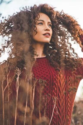 Outdoor lifestyle fashion photo of young natural beautiful lady in autumn landscape with dry flowers. Knitted sweater, wine lipstick. Warm Autumn. Fall vibes ,model released, Symbolfoto; Drauss Lebensstil Mode Foto des Jung natürliche Schönes Dame in Herbst Landschaft mit trocken Blumen gewirkt sweater, Wein Lippenstift warme Herbst herabfallen vibes ,model released, Symbolfoto ING_40696_01458