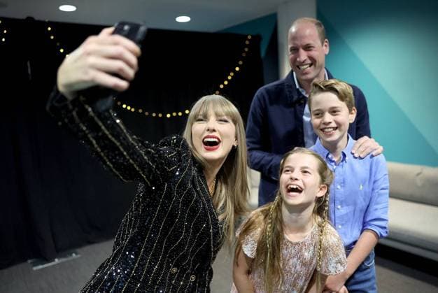 Bilder des Jahres 2024, Entertainment 06 Juni RECORD DATE NOT STATED 264794.jpg Taylor Swift takes a selfie backstage with William, George and Charlotte at her Wembley gig on Friday night June 21, 2024. The Prince of Wales has thanked Taylor Swift for a great evening after he celebrated his birthday at her Wembley gig on Friday night. Kensington Palace posted a picture on social media of Swift taking a selfie with William, Prince George and Princess Charlotte backstage before the concert. (Photo: Prince and Princess of Wales) EDITORIAL USE ONLY  Copyright: xx 264794 x eyepress124223
