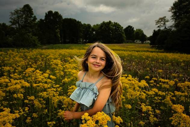 Creative Highlights Symbolbilder Close up of beautiful young girl yellow flower field Wooster, Ohio, United States CR_JOKU240618-1458742-01 ,model released, Symbolfoto