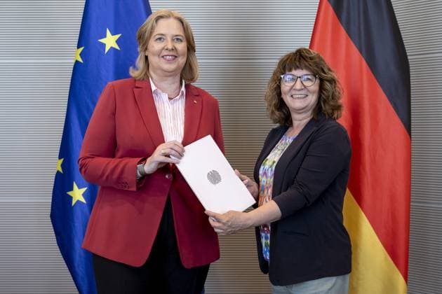 News Themen der Woche KW26 News Bilder des Tages Uebergabe des Jahresberichts des Petitionsausschusses durch Ausschussvorsitzende Martina Stamm-Fibich, SPD, MDB, an Bundestagspraesidentin Baerbel, Bas, SPD, MdB in Berlin, 26.06.2024. Berlin Deutschland *** Handover of the Annual Report of the Petitions Committee by Committee Chairwoman Martina Stamm Fibich, SPD, MDB, to Bundestag President Baerbel, Bas, SPD, MdB in Berlin, 26 06 2024 Berlin Germany Copyright: xLorenzxHuterxphotothek.dex