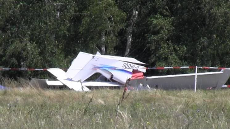 News Themen der Woche KW26 News Bilder des Tages RECORD DATE NOT STATED 26.06.2024, Brandenburg, Nuthetal Kleinflugzeug unweit vom Flugplatz Saarmund beim Startvorgang abgestürzt, Pilot wurde dabei eingeklemmt. *** 26 06 2024, Brandenburg, Nuthetal Small aircraft crashed not far from Saarmund airfield during take-off, pilot was trapped