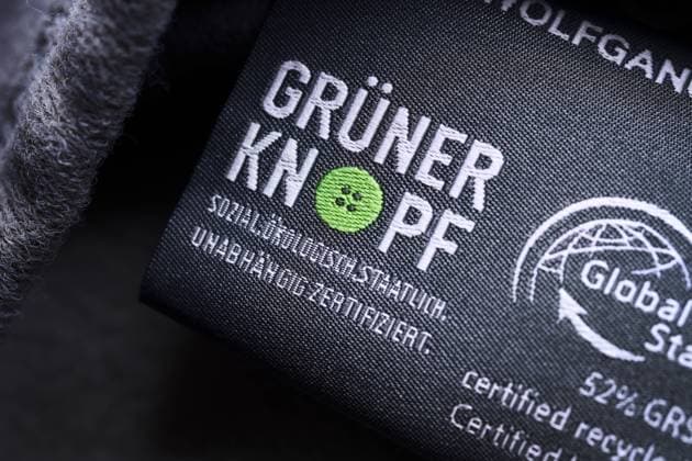 GrÃ¼ner Knopf, staatliches Siegel zur Kennzeichnung von nachhaltigen Textilien, Etikett an einer Textilie *** Green button, state seal for labeling sustainable textiles, label on a textile ** NUR FUER REDAKTIONELLE ZWECKE ** EDITORIAL USE ONLY **